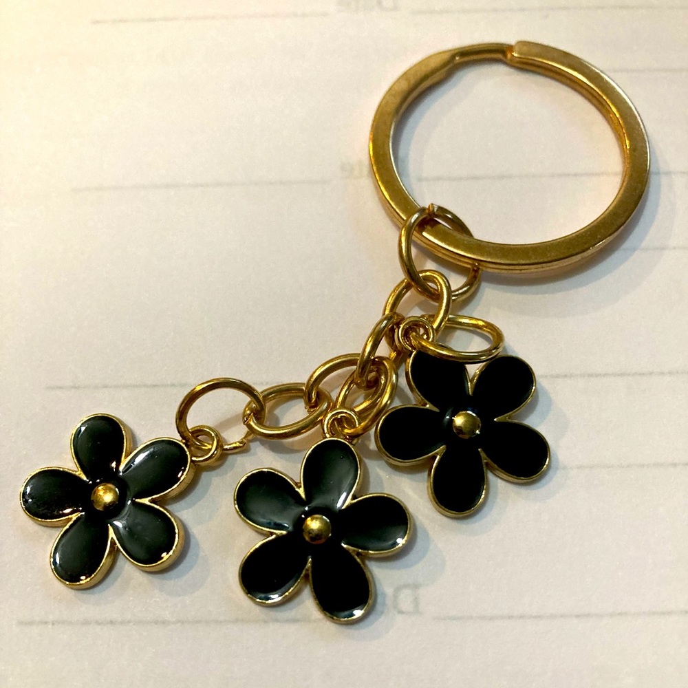 Goldtone keychain with flowers